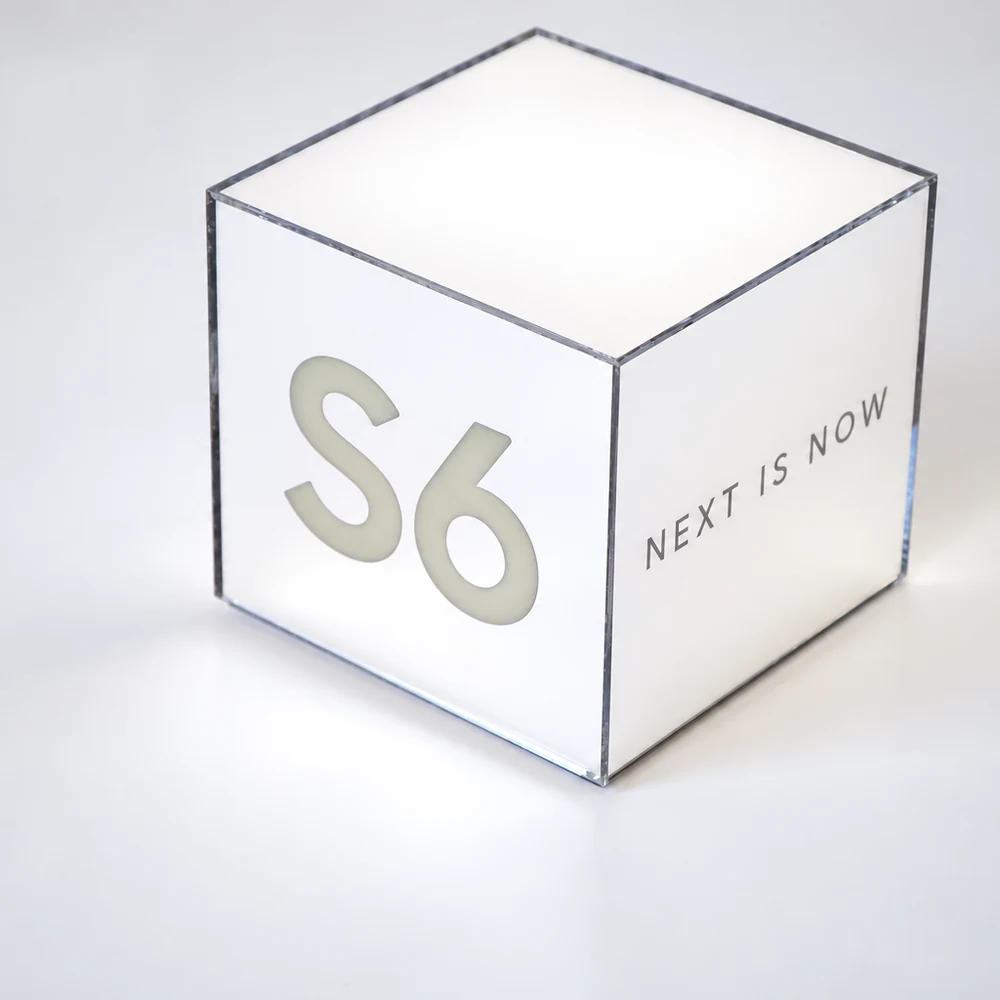 Cubo luminoso del archivo Metacrilato Neolaser. Fotografía editada para presentación de catálogo.
