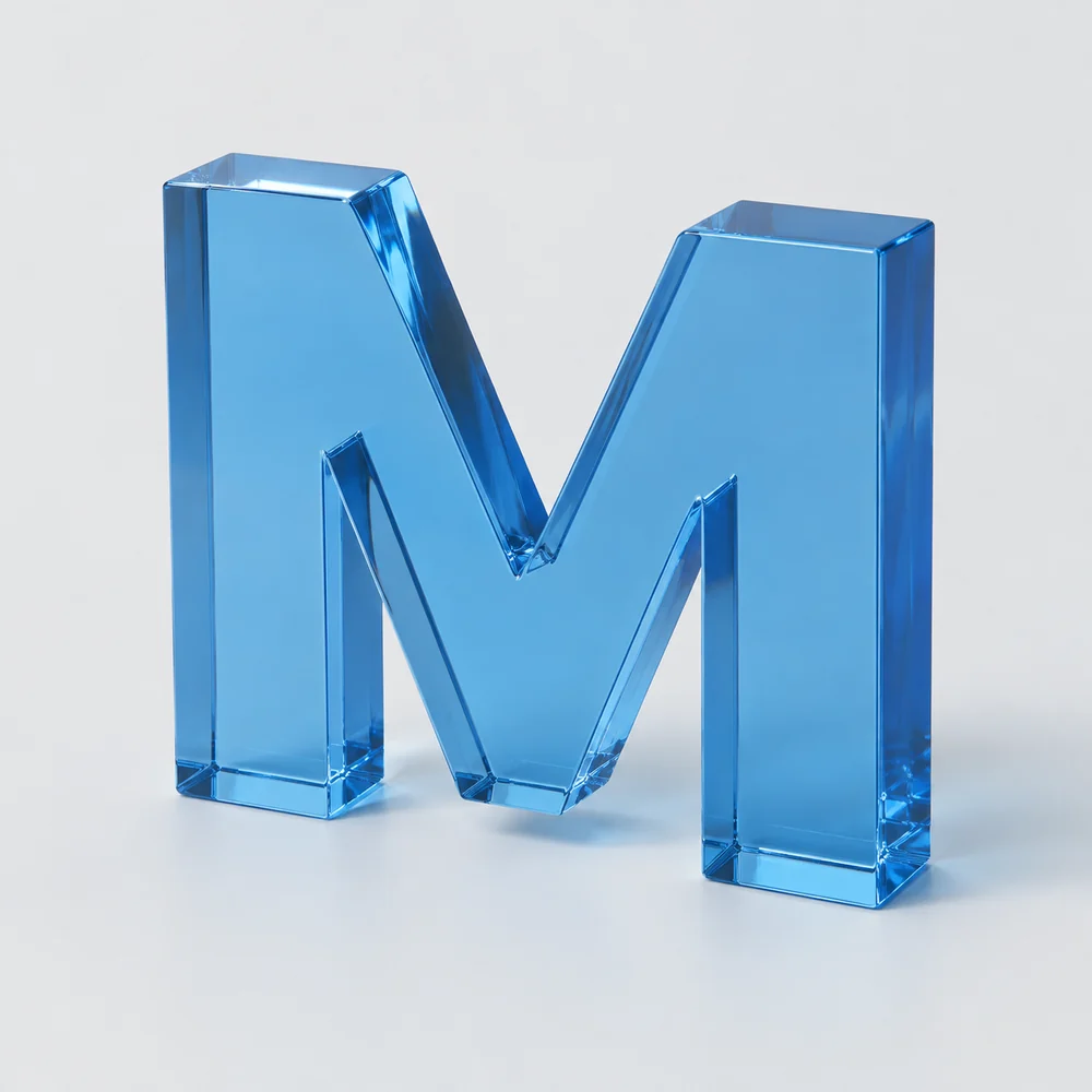 Letra M en metacrilato azul · Propuesta visual generada con IA; fabricación a validar según proyecto.